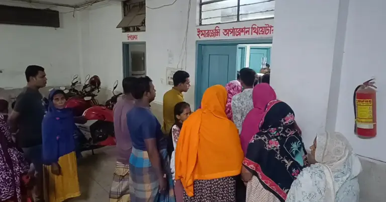 হাসপাতালে স্বজনদের ভিড়